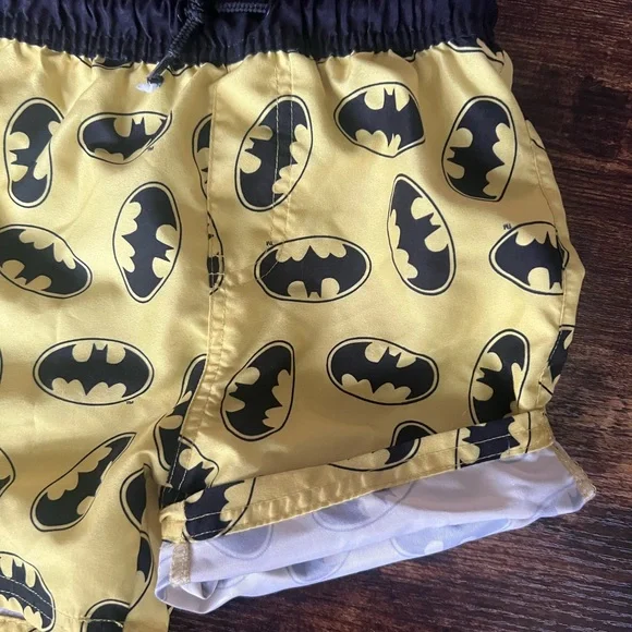 💥SOLD💥 Batman swim trucks boys size 4 - Picture 4 of 5